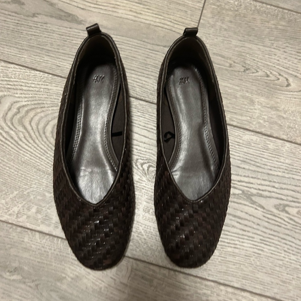 Elegant Brown Woven Flats